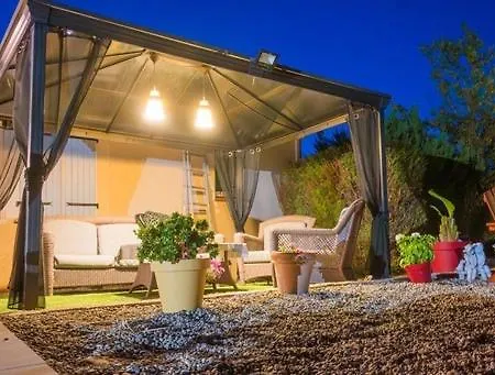 Maison Des Vignes Bed and Breakfast *